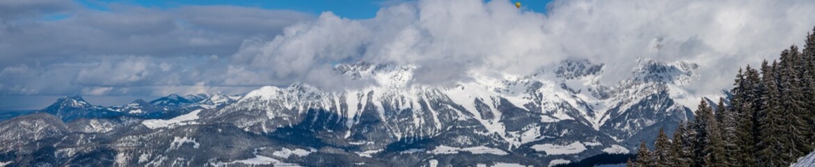Fototapeta na wymiar Wilder Kaiser Panorama im Winter leicht wolkenverhangen