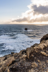 Dyrhólaey und die Wellen von Reynisfjara in Island