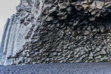 Höhle aus Basaltsäulen Dyrhólaey in Island