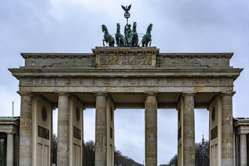 Obraz premium Berlin Brandenburg Gate (Brandenburger Tor) w deszczowy dzień, Berlin, Niemcy