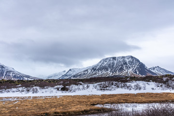 Bew&ouml;lkte Berglandschaft im Winter Kolbeinsstadhir in Island