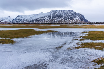 Bewölkte Berglandschaft im Winter Kolbeinsstadhir in Island