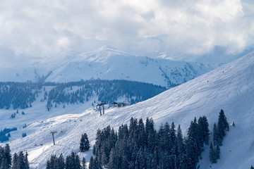 Sessellift in Winterlandschaft