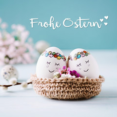 2 süße Ostereier kuscheln im Osterkörbchen - Frohes osterfest - 246491756