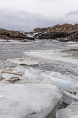 Wasserfall und Fluss im Winter in Island