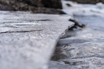 Eisdecke an einem Fluss im Winter in Island