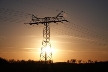 Stromleitungsmast im Sonnenlicht