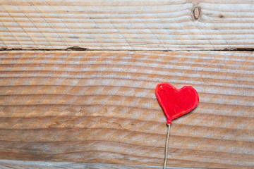 Coeur rouge et arrière plan bois