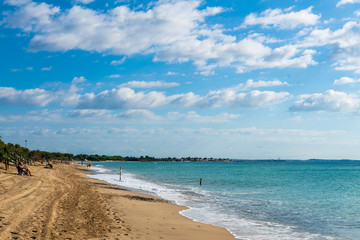 Miami Platja Sommer Urlaub Strand mit Menschen und blauen Himmel