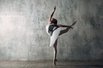 Fotobehang Ballerina vrouw. Jonge mooie vrouw balletdanser, gekleed in professionele outfit, pointe-schoenen en witte tutu. © primipil