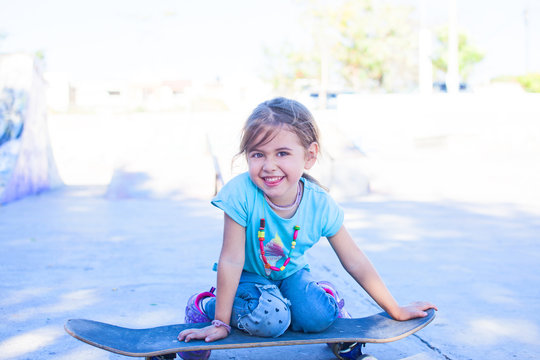 Ni&ntilde;a en la patineta