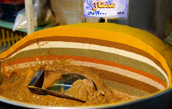 Spice mix, curry, in the bazaar under the arcades of Imam Square, Meydan-e Naqsh-e Jahan, Isfahan, Iran, Asia