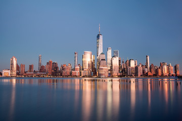 Fototapeta na wymiar new york city skyline at dusk