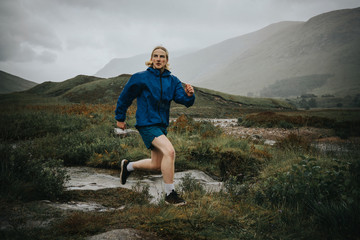 Man jogging alone in rough terrain © Rawpixel.com