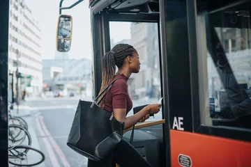 Fotobehang Londen rode bus Vrouw stapt in de bus  © Rawpixel.com