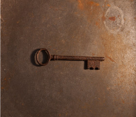 錆びた鍵　１個　横位置　アンバー