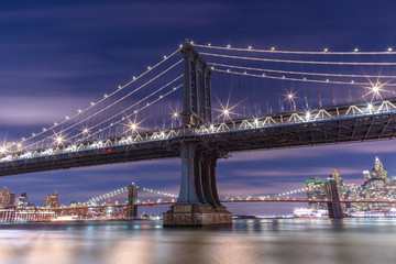 Obraz premium View on Manhattan Bridge at night from east river with long exposure