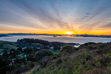 Fototapeta premium Sunrise over the Golden Gate Bridge