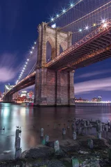 Foto op Plexiglas Brooklyn Bridge Uitzicht op Brooklyn Bridge vanaf East River & 39 s nachts met lange belichtingstijd