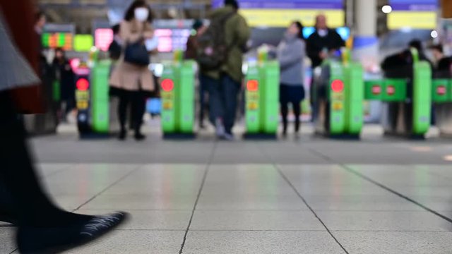 自動改札からで出て来る人。都心部の通勤風景。