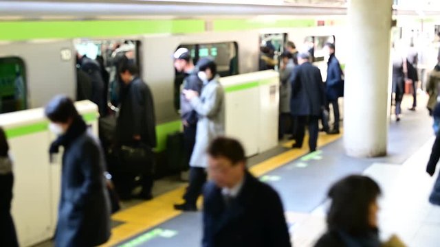 日本の通勤風景。電車の乗降。