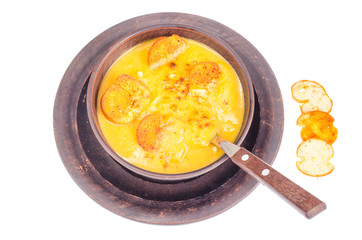 Vegetable cream soup with croutons