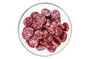 Wurststücke in einer Glassschale