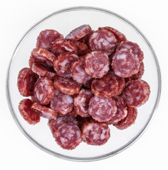 Wurststücke in einer Glassschale