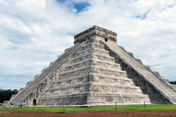 Fototapeta na wymiar Chichen Itza Mayan Ruins, Pyramid in Yucatan, Mexico