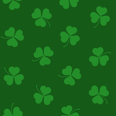 Naklejka premium Vector pattern with green clover leaves on the green background. texture of Shamrock leaf for holiday Saint Patricks day
