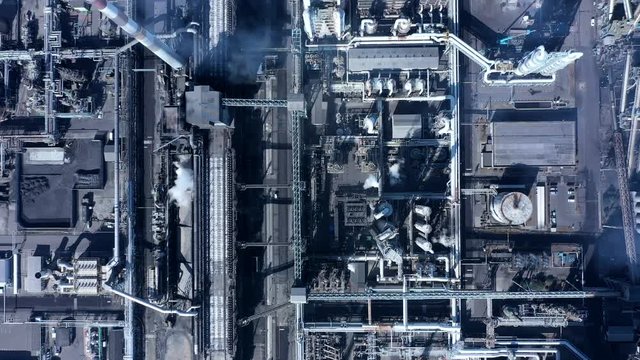 複数のパイプラインが張り巡らされた工場
