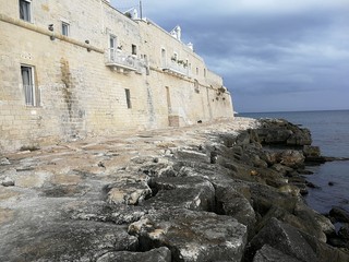 Fototapeta na wymiar Monopoli - Mura difensive costiere
