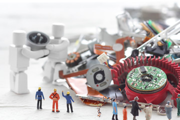 産業廃棄物を運ぶロボットと見つめる人間たち