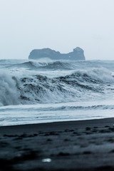 Starke Wellen am Strand von Vik, Island