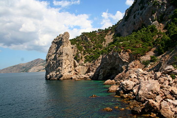 Obraz premium Rocky sea shore with clear water