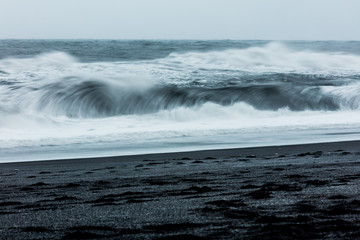 Starke Wellen am Strand von Vik, Island