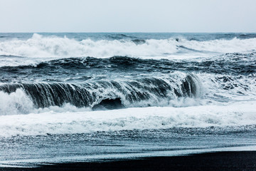 Starke Wellen am Strand von Vik, Island
