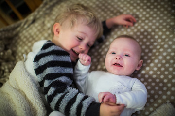 Geschwister lachen miteinander