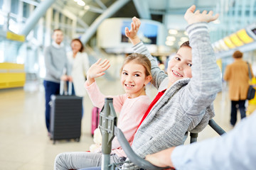 Kinder winken zum Abschied im Terminal