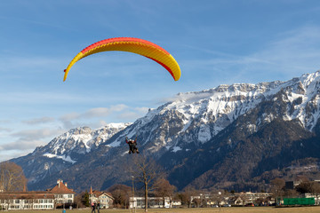 Kurz vor der Landung beim Gleitschirmflug mit Tandempilot