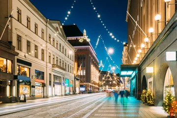 Muurstickers Helsinki, Finland. Nachtmening van Aleksanterinkatu-straat met spoorweg In Kluuvi-district In de avond Kerstmis Xmas Nieuwjaar feestelijke verlichting © Grigory Bruev
