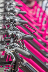 Fototapeta na wymiar alignement de vélos électriques roses