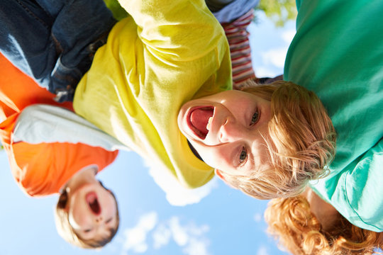 Gruppe Kinder albert und schneidet Grimassen