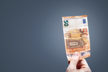 50 Euro Schein gehalten von einer Hand