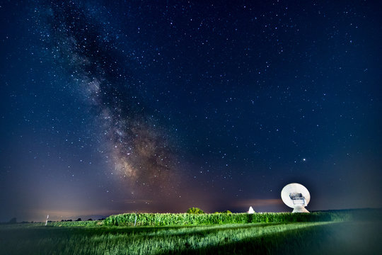 Milchstra&szlig;e in &uuml;ber Satelittensch&uuml;seln