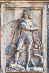 Obraz premium Relief mit Figur eines Ritters auf einer Schlange