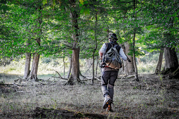 Jäger im Wald bei der Pirsch