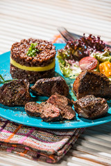 Känguru-Steak mit rotem Reis und Mango