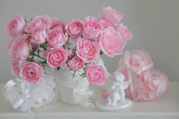 ピンクの薔薇と白い天使プレゼント