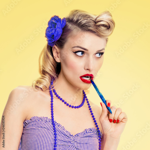 Woman With Pen In Pin Up Style Clothing Fotos De Archivo E